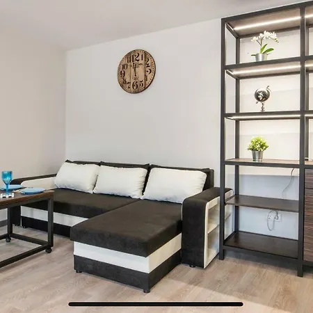 4 Person Center Studio. Daire