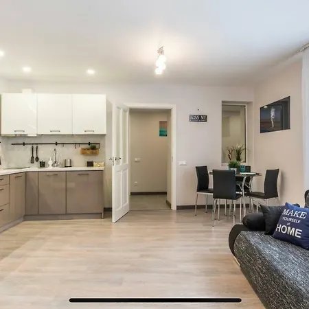 4 Person Center Studio. Apartment *